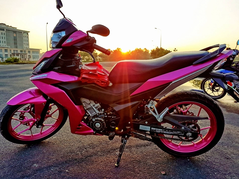 Honda winner 150 đáng yêu với bộ áo màu hồng