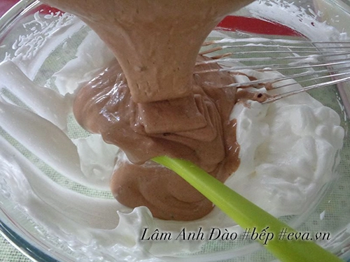 Làm bánh bông lan chocolate cuộn kem tươi cho giáng sinh thêm ngọt ngào
