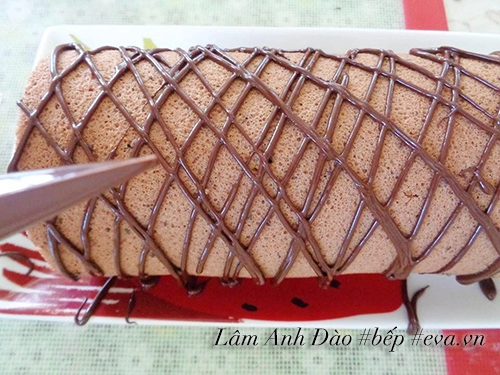 Làm bánh bông lan chocolate cuộn kem tươi cho giáng sinh thêm ngọt ngào