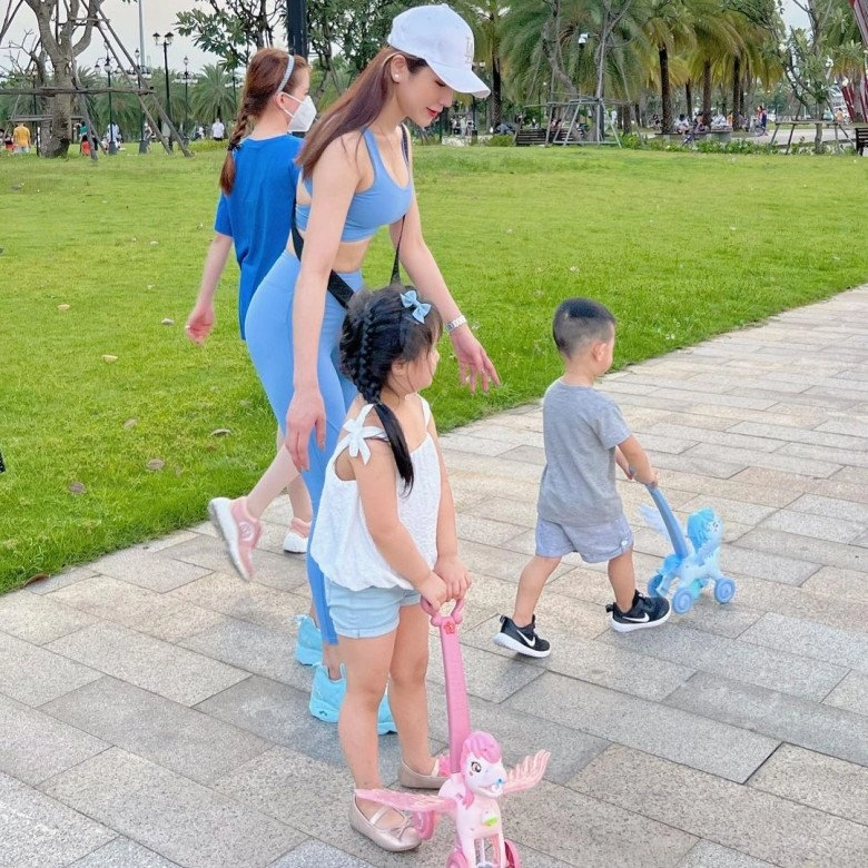 Mẹ đơn thân diệp lâm anh đưa con đi học trông như cô giáo bên ngoài kín đáo bên trong toát mùi tiền