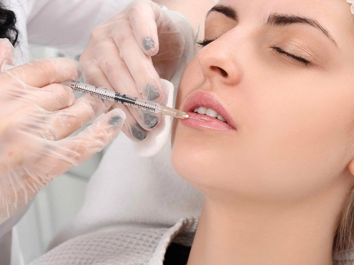 Mê tiêm filler giá rẻ cô gái 9x suýt bị hoại tử vì đôi môi sưng phồng như ong đốt