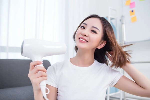 Mùa rụng tóc mà vẫn duy trì 8 thói quen này bảo sao mái tóc cứ ngày một mỏng dính