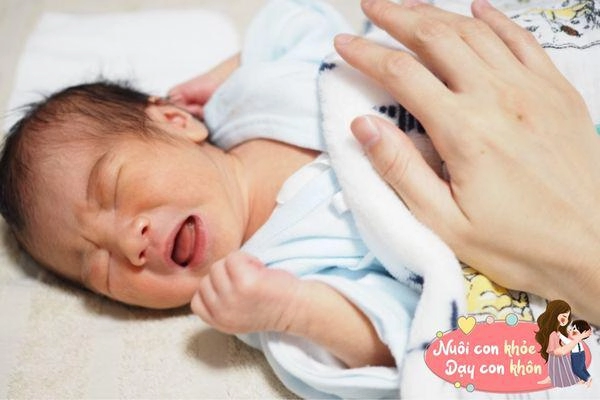 Nhìn vào biểu hiện này khi ngủ biết ngay trẻ sơ sinh đang mệt hay khỏe