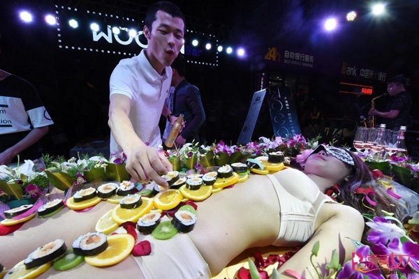 Niềm vui hiếm hoi của các người mẫu sushi