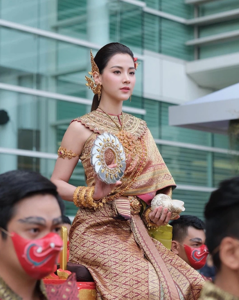 Nữ thần songkran từng thích nuôi gián đi diễu hành được triệu người vây quanh không hở hang vẫn đẹp vô đối