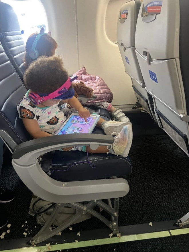 Nữ tiếp viên hàng không bắt một gia đình tự nhặt bỏng ngô làm rơi trên máy bay ông bố quay clip đăng lên mạng tổ
