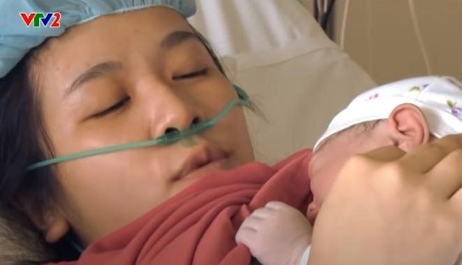 Nữ tiếp viên hàng không nghỉ việc dừng hành trình bay ngày sinh con được lên sóng vtv vì xinh nhất bệnh viện
