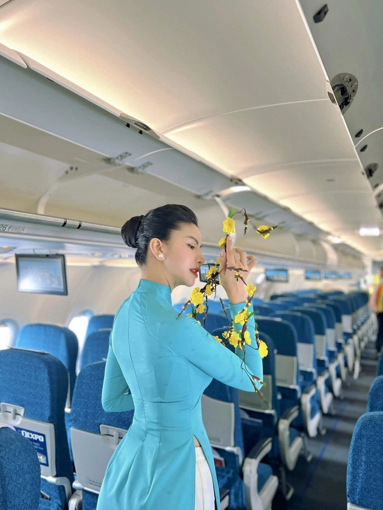 Nữ tiếp viên hàng không trên máy bay nền nã chuyên nghiệp rời cabin là hoa hậu bốc lửa làm mẹ đơn thân