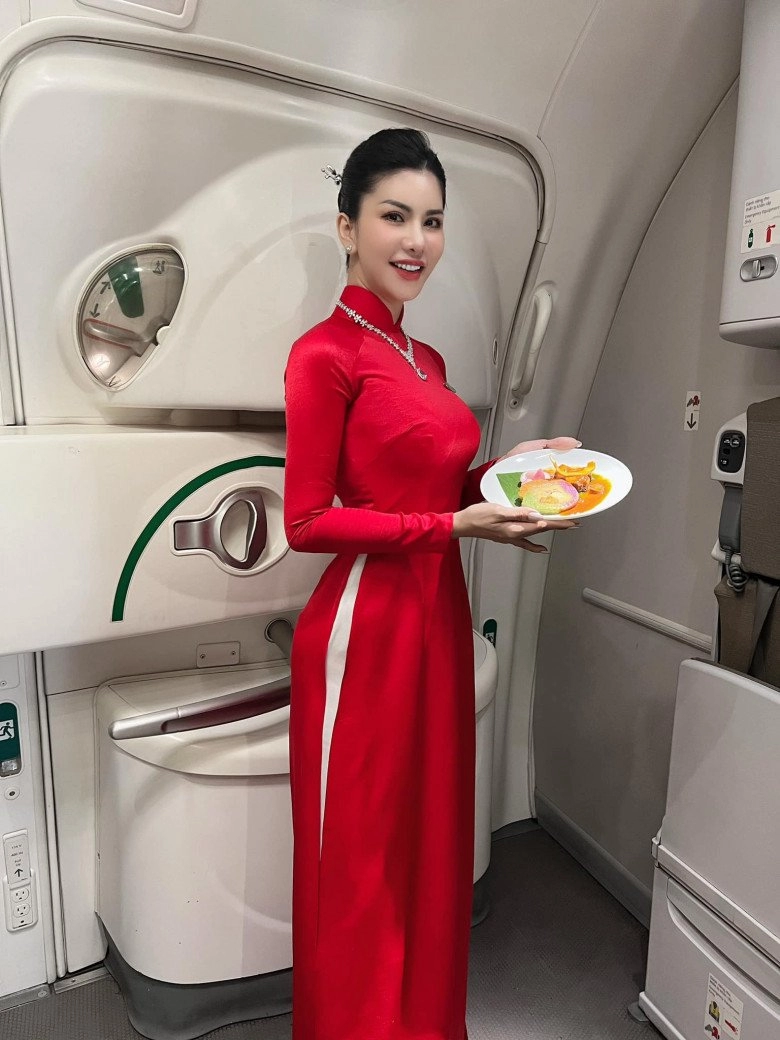 Nữ tiếp viên hàng không trên máy bay nền nã chuyên nghiệp rời cabin là hoa hậu bốc lửa làm mẹ đơn thân