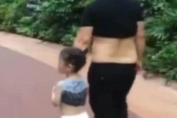Ông bố dắt con gái 4 tuổi đi dạo nóng quá liền kéo áo phơi bụng hành động tiếp theo của cô con gái gây giật mình