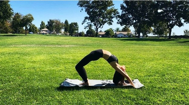 Phạm hương vừa tập yoga giữ dáng vừa chăm con trai làm hội chị em thán phục