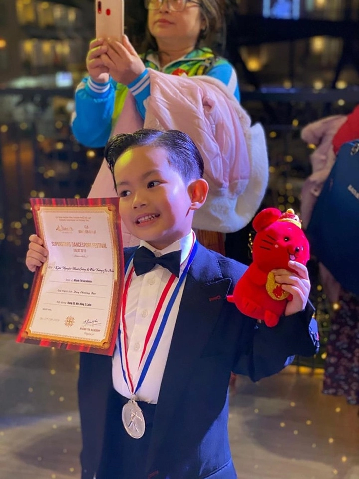 Quý tử điển trai nhà khánh thi phan hiển 7 tuổi cao gần bằng bố giành 8 hcv một cuộc thi nhảy