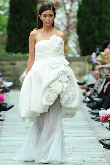 Sắc trắng tinh khôi trong bộ sưu tập váy cưới kết hoa hồng