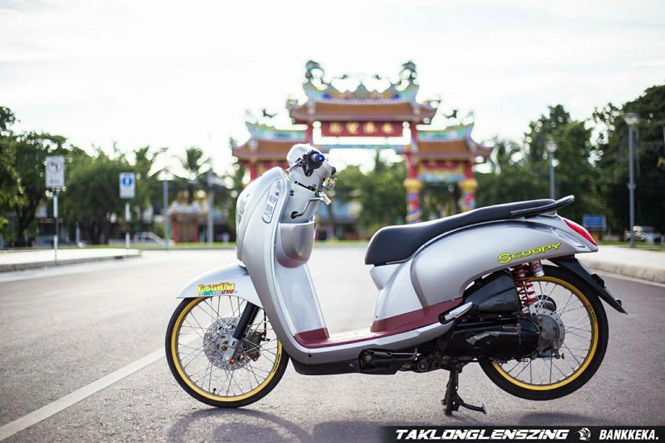 Scoopy độ dàn chân mỏng không tưởng của dân chơi thái