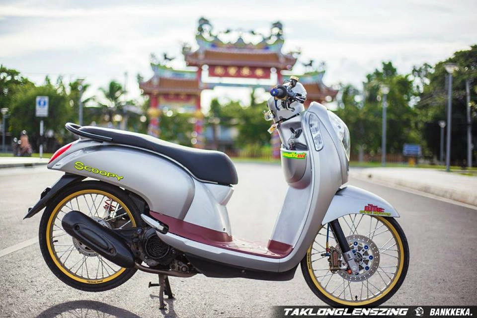 Scoopy độ dàn chân mỏng không tưởng của dân chơi thái