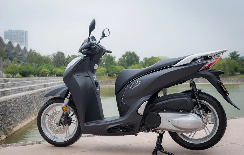 So sánh vespa gts 300 2017 và sh 300i nên lựa chọn mẫu xe ga cao cấp nào