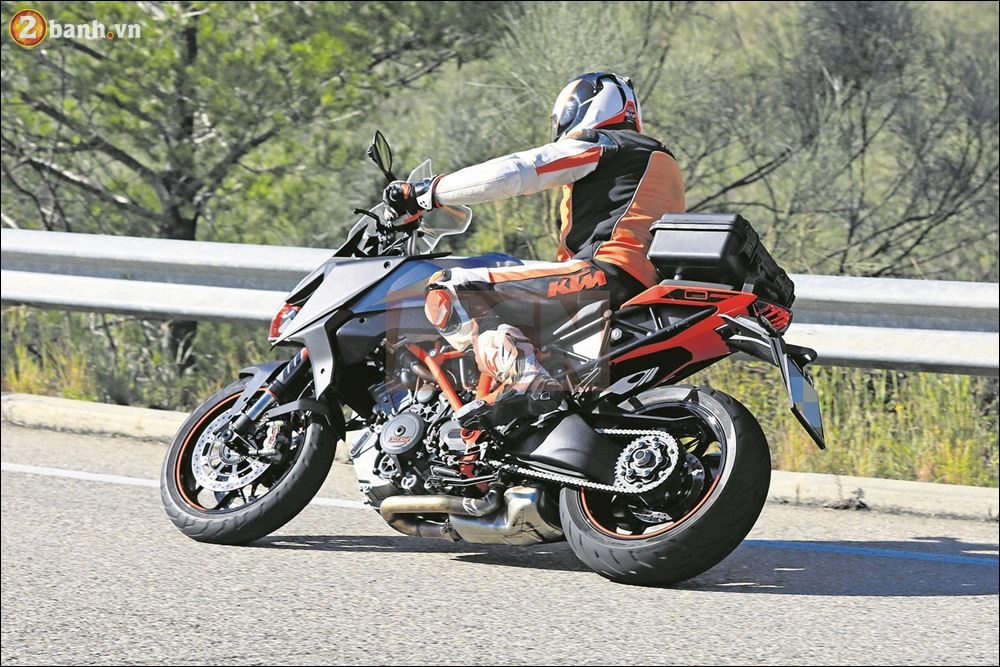 Sport touring ktm 1290 super duke gt 2019 hé lộ trên quá trình chạy thử