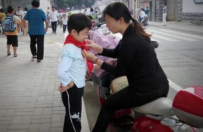 tại sao mẹ phải đi làm ai trả lời đi làm kiếm tiền nuôi con là hỏng bét khác nào nói trẻ là gánh nặng