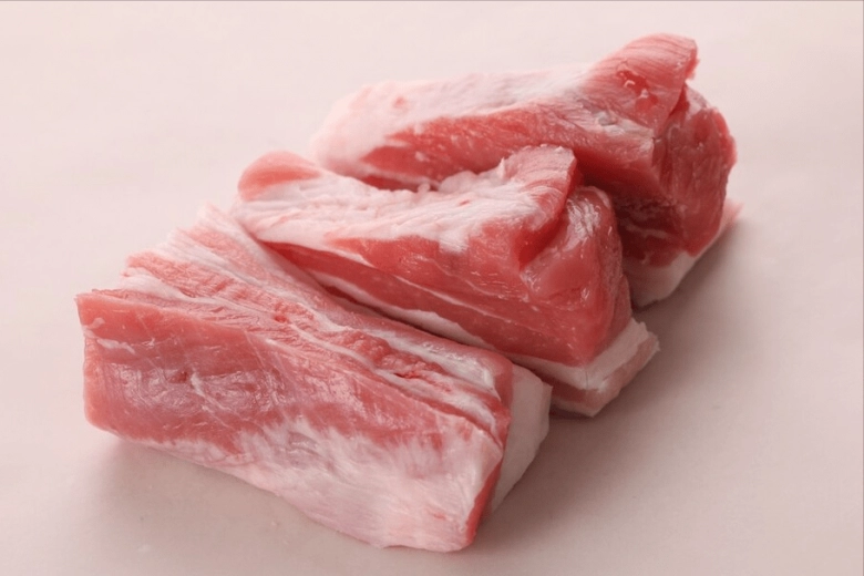 Thịt lợn mua về đừng cho ngay vào tủ lạnh bôi lên thịt thứ này để lâu vẫn tươi như mới
