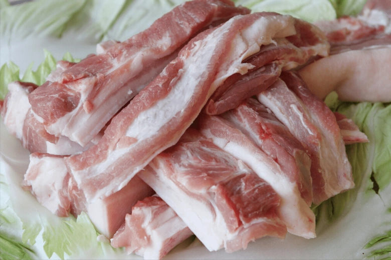 Thịt lợn mua về đừng cho ngay vào tủ lạnh bôi lên thịt thứ này để lâu vẫn tươi như mới