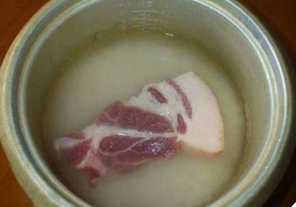Thịt lợn rửa nước lã bẩn càng thêm bẩn đem ngâm trong thứ này thịt vừa mềm ngon lại khử hết tanh hôi