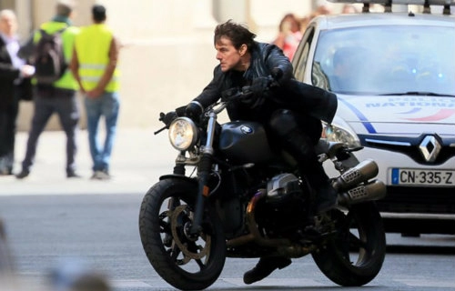 Tom cruise lái bmw r ninet scrambler lao vào một chiếc xe ôtô