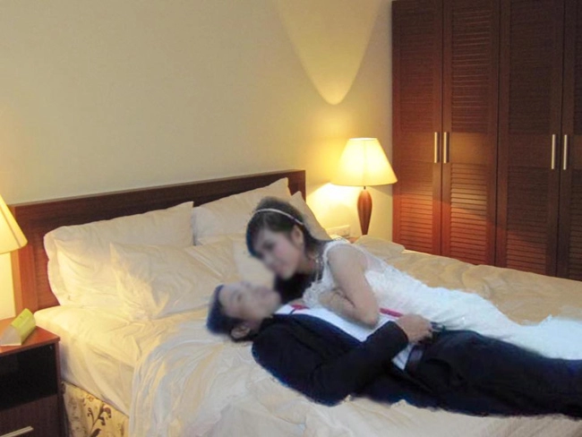 Trải bạt chụp ảnh cưới đôi vợ chồng được dân mạng cứu nguy bằng photoshop