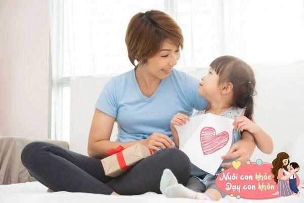 Trẻ có 3 biểu hiện chứng tỏ mẹ đang nuôi dưỡng đứa trẻ hiếu thuận biết yêu thương