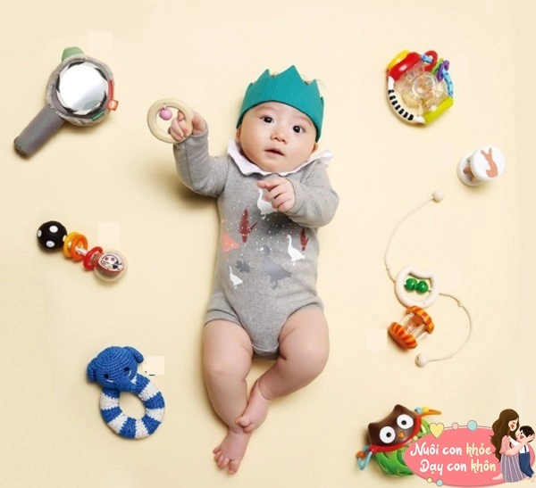 Trò chơi vận động vui cho trẻ sơ sinh 4 tháng tuổi con khỏe thể chất sáng tinh thần