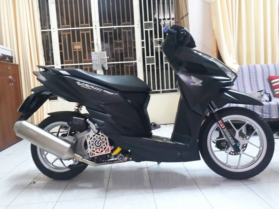 Vario 150 độ siêu đẹp khoe dáng giữa nhà riêng