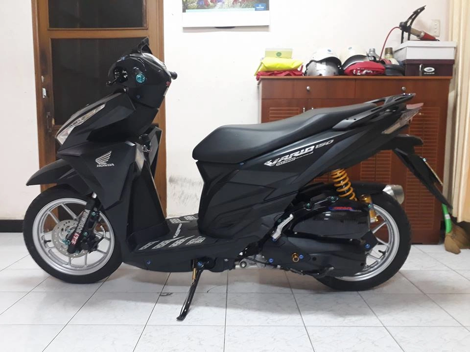 Vario 150 độ siêu đẹp khoe dáng giữa nhà riêng