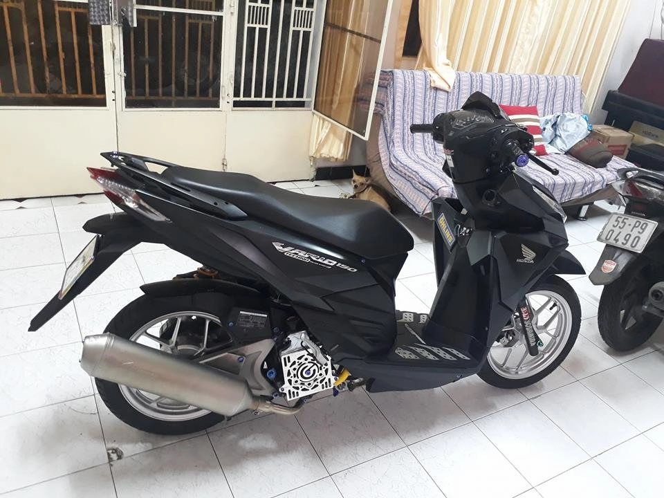 Vario 150 độ siêu đẹp khoe dáng giữa nhà riêng