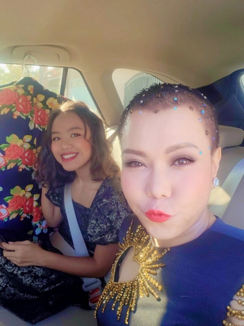 Việt hương hiếm hoi lộ ảnh đầu trọc bên con gái 14 tuổi bé cao lớn hơn mẹ giống 2 chị em