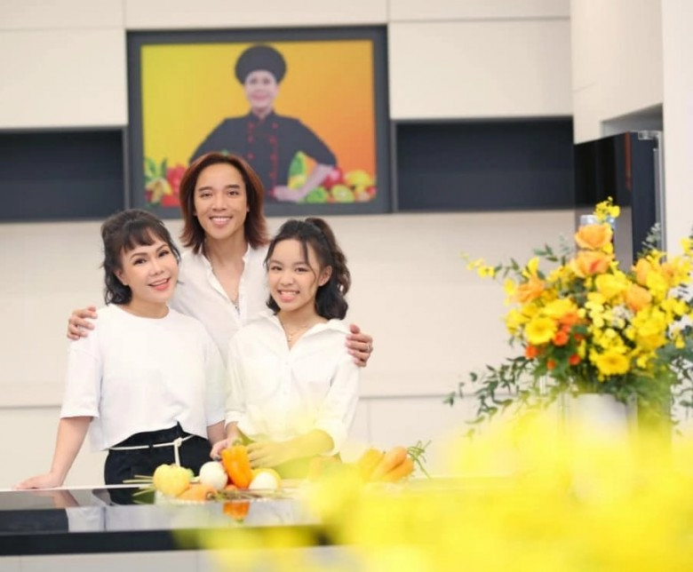 Việt hương hiếm hoi lộ ảnh đầu trọc bên con gái 14 tuổi bé cao lớn hơn mẹ giống 2 chị em