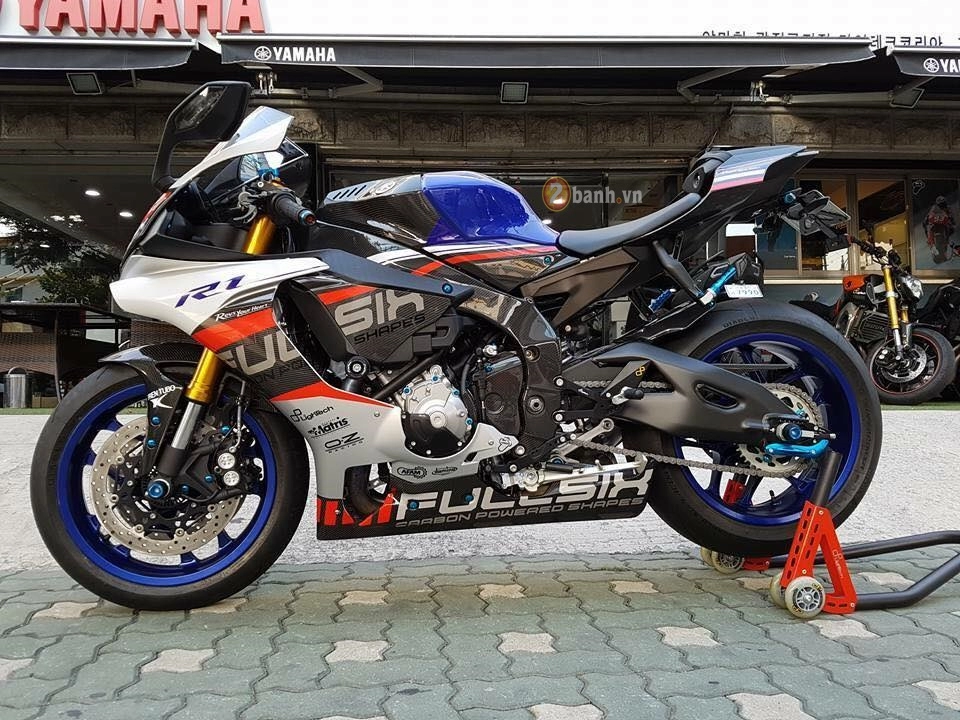 Yamaha r1 đầy ấn tượng với bản độ fullsix carbon