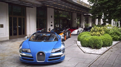 11 chiếc siêu xe bugatti veyron nối đuôi trên phố