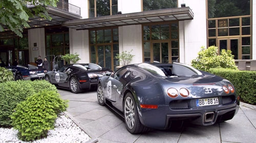 11 chiếc siêu xe bugatti veyron nối đuôi trên phố