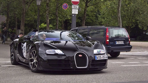 11 chiếc siêu xe bugatti veyron nối đuôi trên phố