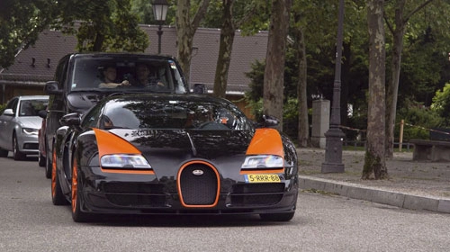 11 chiếc siêu xe bugatti veyron nối đuôi trên phố