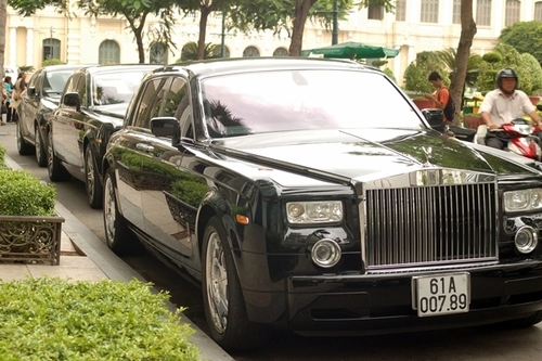  bộ đôi rolls-royce phantom trên phố sài gòn 