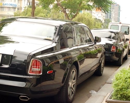  bộ đôi rolls-royce phantom trên phố sài gòn 