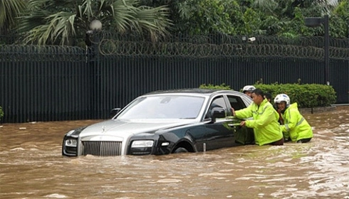  đồ đạc bơi lội trong xe triệu đô ngập nước 