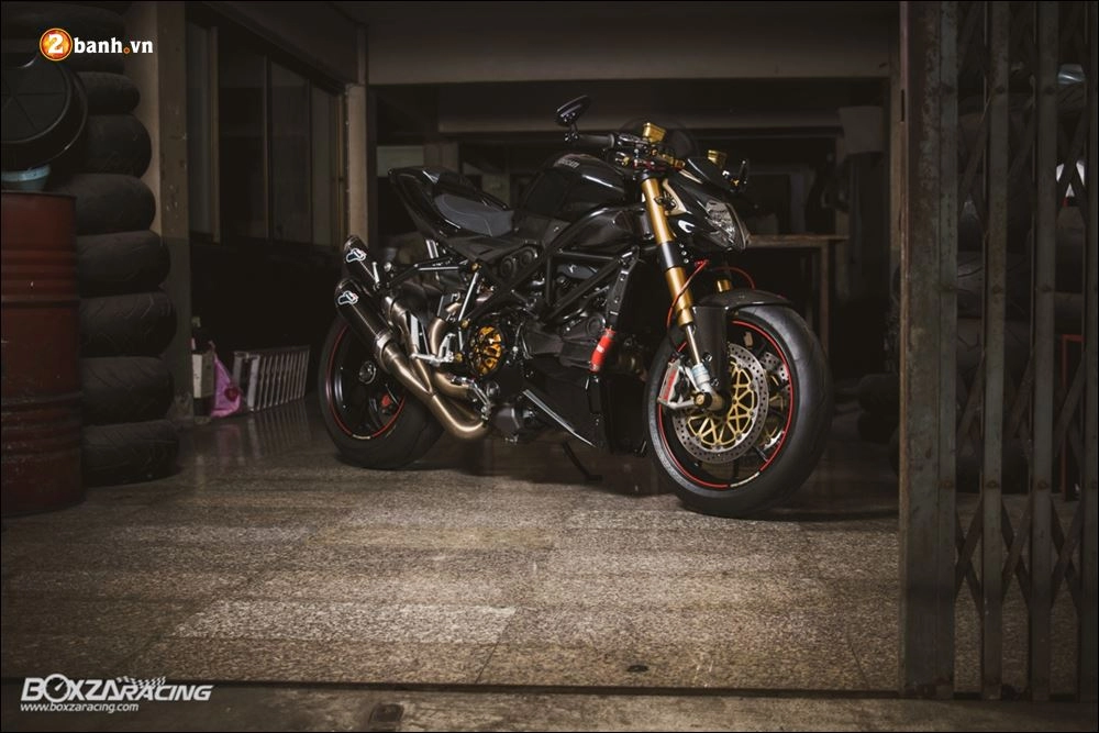 Ducati streetfighter hiện thân của một nakedbike thực thụ trong tầng hầm u tối