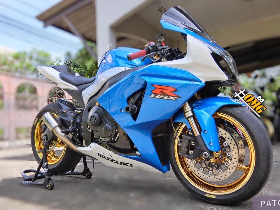 Gsx r1000 ông vua trắng xanh kẻ tranh ngôi vua mô tô