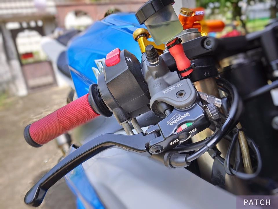 Gsx r1000 ông vua trắng xanh kẻ tranh ngôi vua mô tô