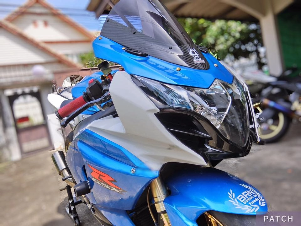 Gsx r1000 ông vua trắng xanh kẻ tranh ngôi vua mô tô