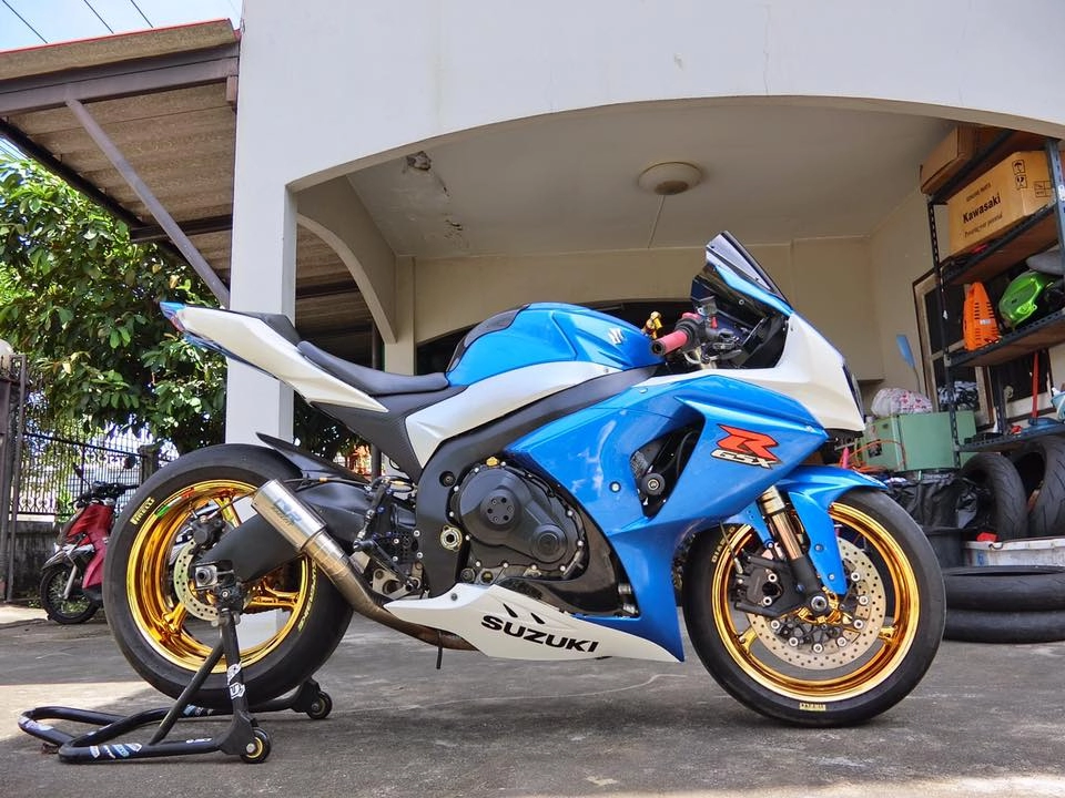 Gsx r1000 ông vua trắng xanh kẻ tranh ngôi vua mô tô