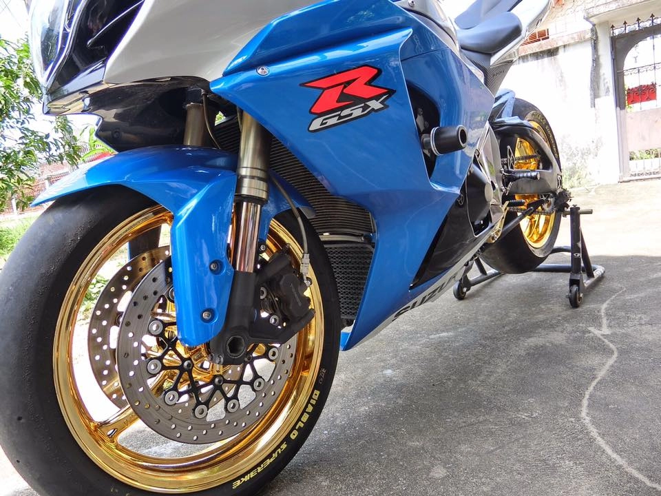 Gsx r1000 ông vua trắng xanh kẻ tranh ngôi vua mô tô