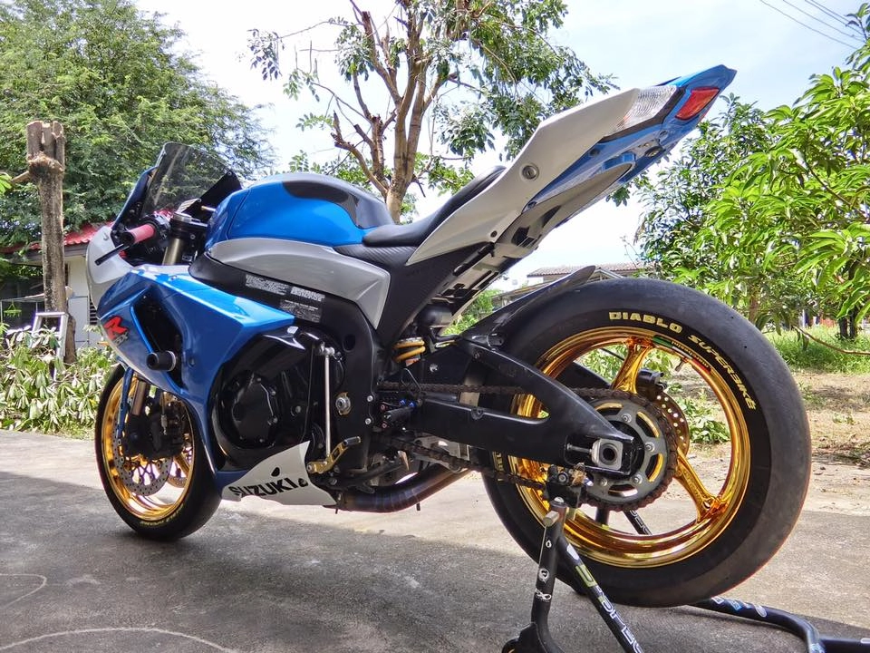 Gsx r1000 ông vua trắng xanh kẻ tranh ngôi vua mô tô