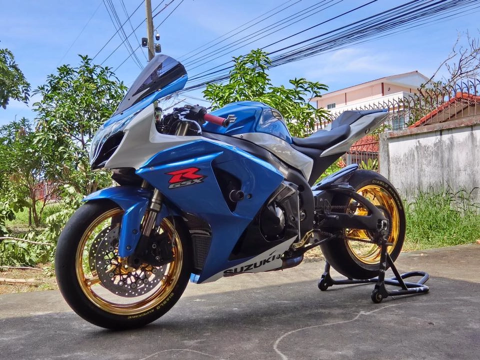 Gsx r1000 ông vua trắng xanh kẻ tranh ngôi vua mô tô